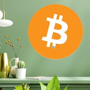 Könnte beinhalten: Ein großer orangefarbener Kreis mit einem weißen Bitcoin-Symbol. Das Bitcoin-Symbol ist ein stilisiertes "B" mit zwei vertikalen Linien. Das Bitcoin-Symbol ist auf dem orangefarbenen Kreis zentriert.