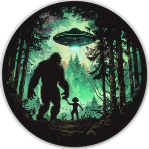 Könnte beinhalten: Rundes Grafikdesign mit einem Bigfoot, der die Hand eines Außerirdischen in einer Waldszene hält. Ein UFO schwebt über den Bäumen, mit einem grünen und schwarzen Farbschema. Das Kunstwerk weckt ein Gefühl von Geheimnis und dem Unbekannten.