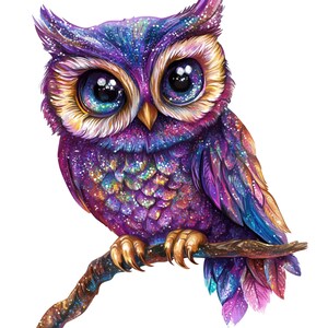 Peut inclure: Illustration colorée d'un hibou perché sur une branche. Le hibou présente une palette vibrante de violet, de bleu et d'or, avec des détails scintillants. Ses grands yeux et ses plumes détaillées créent un design fantaisiste et artistique.