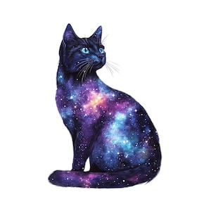 Puede incluir: Ilustración de un gato negro con un diseño de galaxia. El gato está sentado, su cuerpo lleno de una vibrante mezcla de tonos morados, azules y amarillos, representando una galaxia estrellada. El gato tiene ojos azules y bigotes blancos.