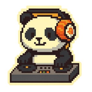 Panda con auriculares de sushi en la mesa de mezclas de DJ. Divertida pegatina de dibujos animados, resistente a la intemperie, regalo para amantes de la música, los pandas y el sushi.