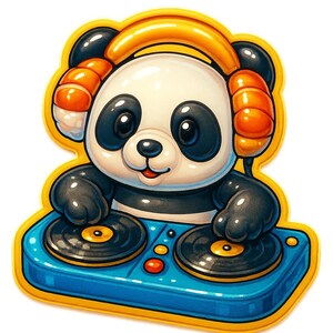 Panda con auriculares de sushi en la mesa de mezclas de DJ. Divertida pegatina de dibujos animados, resistente a la intemperie, regalo para amantes de la música, los pandas y el sushi.
