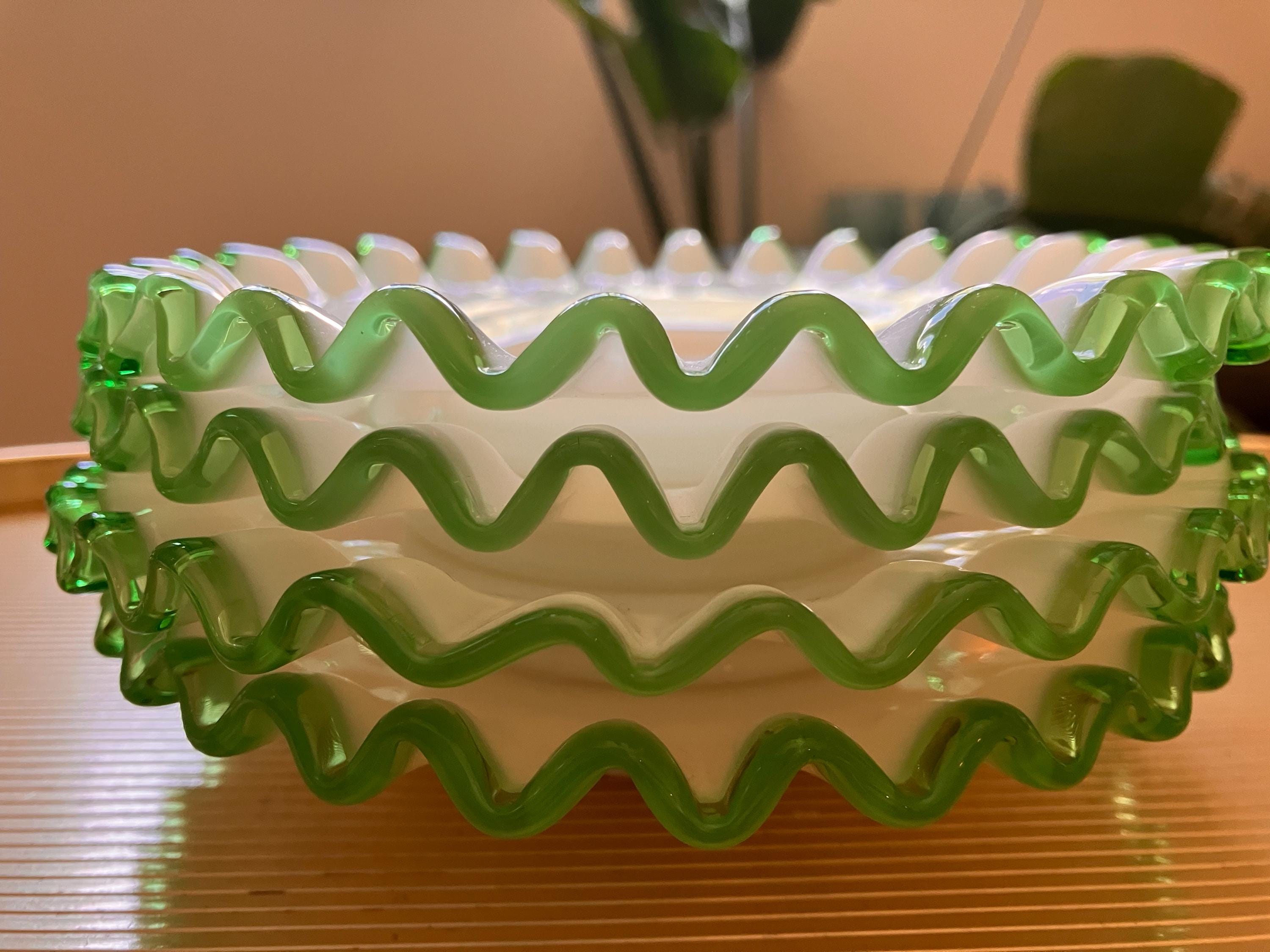 売れ筋ランキングも掲載中！ Vintage Fenton Emerald Crest Green Ruffled Milk Glass Saucer 工芸品