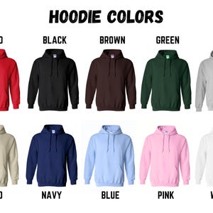 Puede incluir: Un gr&aacute;fico que muestra 10 colores diferentes de sudaderas con capucha. Los colores son rojo, negro, marr&oacute;n, verde, gris, arena, azul marino, azul, rosa y blanco.