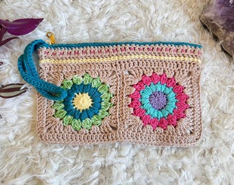 Retro Crochet Sunburst Wristlet • Granny Square Zipper Pouch