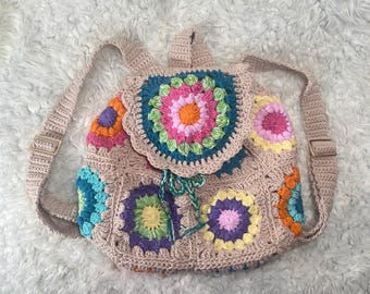 Handgemaakte oma vierkant gehaakte rugzak • Boho-festivaltas