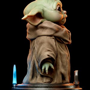 Pu&ograve; includere: Profilo di un personaggio dalla pelle verde con grandi orecchie, che indossa una veste marrone. La figura &egrave; su una base scura con una luce blu. La mano del personaggio &egrave; visibile e il design &egrave; dettagliato.