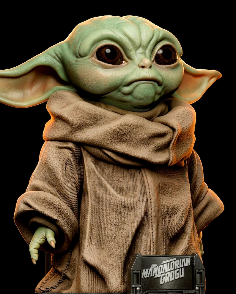 Pu&ograve; includere: Una statuetta dettagliata di Grogu, noto anche come Baby Yoda, da The Mandalorian. La figura ha grandi occhi marroni, pelle verde e grandi orecchie. Grogu indossa una veste color cachi. La base della figura riporta la scritta "The Mandalorian Grogu".