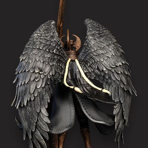 K&ouml;nnte beinhalten: Detaillierte Statue einer gefl&uuml;gelten Figur mit Schwert. Die Figur hat gro&szlig;e, strukturierte schwarze Fl&uuml;gel, bronzefarbene R&uuml;stung und eine lange, flie&szlig;ende Robe. Die Statue steht auf einem Steinsockel und hat einen dunklen Hintergrund.