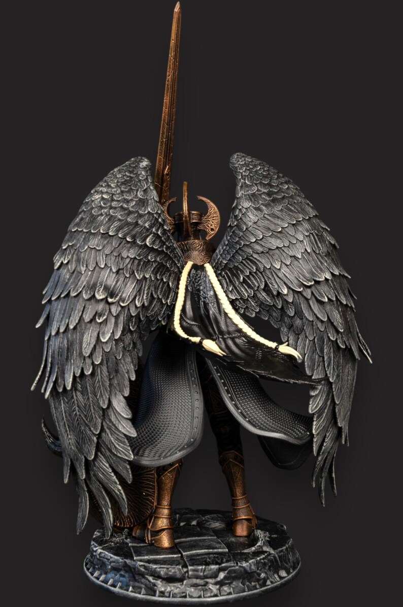 K&ouml;nnte beinhalten: Detaillierte Statue einer gefl&uuml;gelten Figur mit Schwert. Die Figur hat gro&szlig;e, strukturierte schwarze Fl&uuml;gel, bronzefarbene R&uuml;stung und eine lange, flie&szlig;ende Robe. Die Statue steht auf einem Steinsockel und hat einen dunklen Hintergrund.