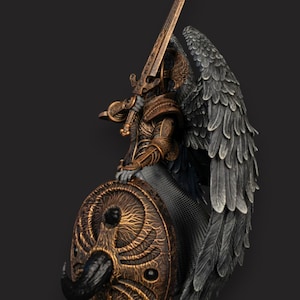 K&ouml;nnte beinhalten: Detaillierte Statue eines Engelskriegers mit bronzefarbener R&uuml;stung, einem gro&szlig;en Schwert und einem Schild mit einem Horn. Der Engel hat gro&szlig;e, dunkle, gefiederte Fl&uuml;gel und steht auf einem Steinsockel. Die Farbpalette ist Bronze, Schwarz und Grau.