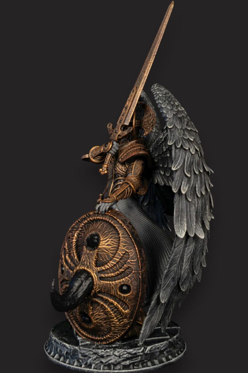 K&ouml;nnte beinhalten: Detaillierte Statue eines Engelskriegers mit bronzefarbener R&uuml;stung, einem gro&szlig;en Schwert und einem Schild mit einem Horn. Der Engel hat gro&szlig;e, dunkle, gefiederte Fl&uuml;gel und steht auf einem Steinsockel. Die Farbpalette ist Bronze, Schwarz und Grau.