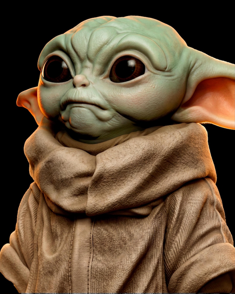 Pu&ograve; includere: Rappresentazione 3D dettagliata di un personaggio con grandi occhi scuri e una fronte corrugata. La figura ha la pelle verde e grandi orecchie, indossa un indumento con cappuccio color beige. Lo sfondo &egrave; nero.