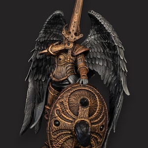 K&ouml;nnte beinhalten: Detaillierte Figur eines gepanzerten Engels mit gro&szlig;en schwarzen Fl&uuml;geln, einem bronzefarbenen Schwert und einem Schild. Der Engel kniet auf einem Steinsockel, mit komplizierten Details auf der R&uuml;stung und dem Schild.