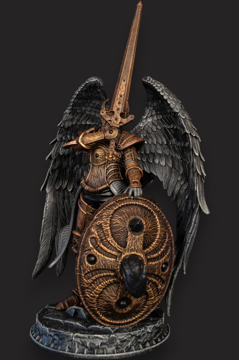 K&ouml;nnte beinhalten: Detaillierte Figur eines gepanzerten Engels mit gro&szlig;en schwarzen Fl&uuml;geln, einem bronzefarbenen Schwert und einem Schild. Der Engel kniet auf einem Steinsockel, mit komplizierten Details auf der R&uuml;stung und dem Schild.