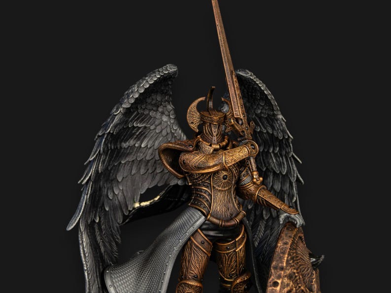 K&ouml;nnte beinhalten: Detaillierte Statue eines Engelskriegers mit gro&szlig;en schwarzen Federfl&uuml;geln, der ein Schwert und einen Schild h&auml;lt. Die R&uuml;stung ist bronzefarben mit komplizierten Designs, und die Figur hat einen Helm mit H&ouml;rnern. Der Hintergrund ist einfarbig schwarz.