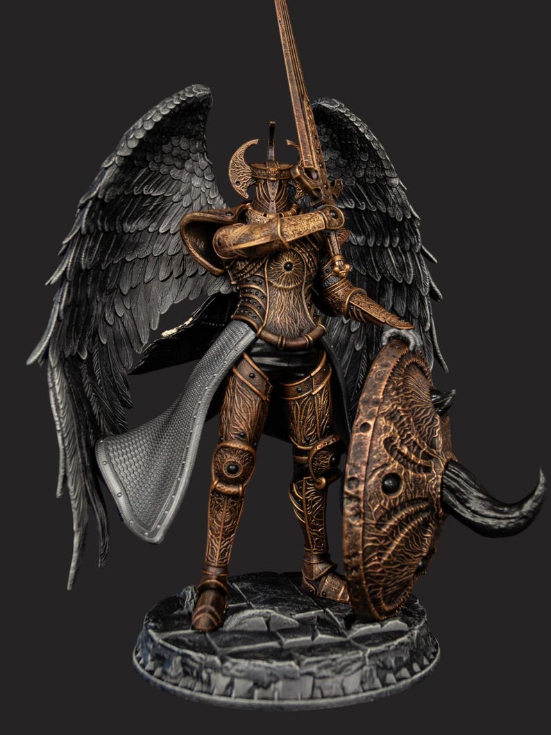 K&ouml;nnte beinhalten: Eine bronzefarbene Figur eines gefl&uuml;gelten Kriegers, der ein Schwert und einen Schild h&auml;lt. Der Krieger ist mit detaillierter R&uuml;stung bekleidet und steht auf einem steinartigen Sockel. Die Fl&uuml;gel sind schwarz und weit ausgebreitet.