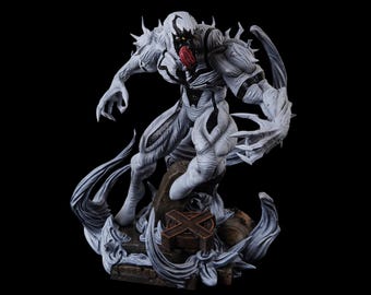 Könnte beinhalten: Eine detaillierte weiß-schwarze Kreaturenfigur mit muskulösem Körperbau, scharfen Krallen und einer langen roten Zunge. Die Figur nimmt eine dynamische Haltung auf einem Sockel mit wirbelnden rauchartigen Elementen und einem braunen Kreuz-Emblem ein.