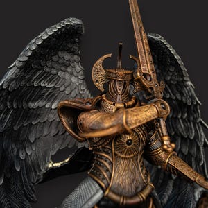K&ouml;nnte beinhalten: Detaillierte Figur eines gepanzerten Kriegers mit gro&szlig;en schwarzen Federfl&uuml;geln. Der Krieger ist in bronzefarbene R&uuml;stung gekleidet und h&auml;lt ein gro&szlig;es Schwert. Die Figur hat einen Helm mit dekorativem Kamm vor dunklem Hintergrund.