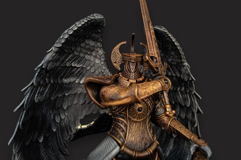 K&ouml;nnte beinhalten: Detaillierte Figur eines gepanzerten Kriegers mit gro&szlig;en schwarzen Federfl&uuml;geln. Der Krieger ist in bronzefarbene R&uuml;stung gekleidet und h&auml;lt ein gro&szlig;es Schwert. Die Figur hat einen Helm mit dekorativem Kamm vor dunklem Hintergrund.