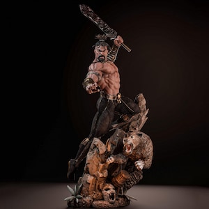 Puede incluir: Una estatua detallada de resina de un guerrero musculoso con un peinado de moño, sosteniendo una gran espada en alto. La figura viste pantalones negros y brazaletes dorados, sobre una base rocosa junto a un leopardo gruñendo y una calavera.