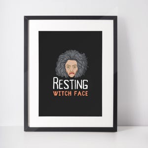 Stampa artistica con volto di strega a riposo – Divertente decorazione di Halloween (A4)
