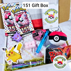 Caja de regalo de cumpleaños de Pokémon 151 de Scarlett Violet con tapete de juego / Paquetes de refuerzo 151 / Tarjetas de Pokémon 151 / Obsequios temáticos de PKMN / Cumpleaños de Pokémon
