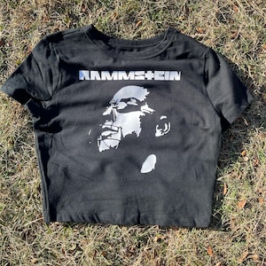 Rammstein Industrial Metall abgeschnittenes T-Shirt | Handgemachtes Band-inspiriertes Logo T-shirt | Metall Shirt nach Kundenwunsch