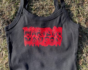 Camiseta sin mangas con logo de Marilyn Manson estilo industrial nu metal / Camiseta hecha a mano inspirada en la banda de los 90. Colores personalizados y purpurina.