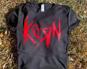 Camiseta de bebé corta con logo de metal negro hecha a mano de KoRn / Nu Metal / Camiseta personalizada inspirada en la banda