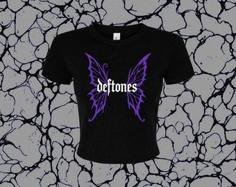 Camiseta corta con logo de Deftones Rock NuMetal / Camiseta hecha a mano inspirada en la banda Y2K. Colores personalizados y purpurina.