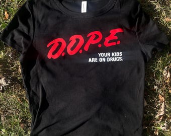 Marilyn Manson / DOPE / Camiseta corta negra hecha a mano para bebé / Estampado a doble cara / Camiseta personalizada inspirada en la banda