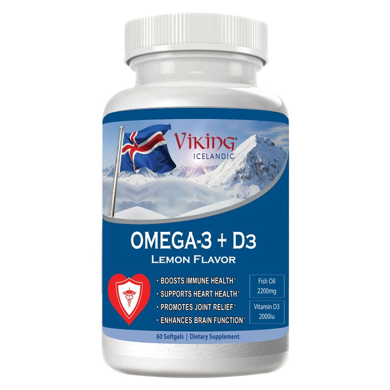 Może przedstawiać: Biała butelka suplementu diety Viking Icelandic Omega-3 + D3 o smaku cytrynowym. Etykieta zawiera flagę Islandii, g&oacute;ry oraz tekst "Wzmacnia odporność", "Wspiera zdrowie serca" i "Łagodzi b&oacute;le staw&oacute;w". Zawiera 60 kapsułek.