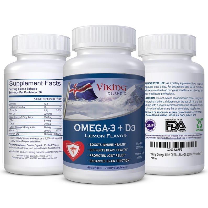 Może przedstawiać: Trzy białe butelki z suplementami z niebiesko-białymi etykietami. Etykiety zawierają napis "Viking Icelandic Omega-3 + D3 Smak Cytrynowy" i zawierają flagę Islandii. Butelki zawierają 60 kapsułek i promują zdrowie odpornościowe, serca i m&oacute;zgu.