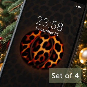 Pode incluir: Um smartphone com um fundo de estampa de leopardo e um relógio que mostra 23:58, 31 de dezembro. O texto "Set of 4" é visível na parte inferior da tela.