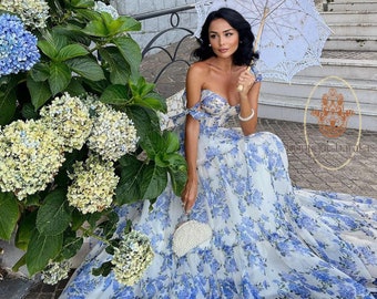 Blaues Kleid mit Schulterträgern, Blumendruck und offenem Rücken – Fairycore-Maxikleid – rückenfreies Feenkleid – Abendkleid mit langem Schwanz