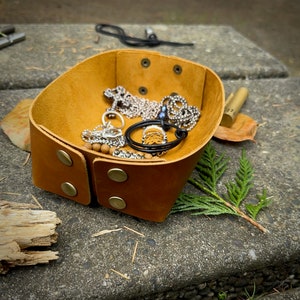 Leather Valet Tray , Handcrafted, Leather Rolling Tray, Dice Tray, Custom Leather Tray, Gifts for Him Valet Tray, Leather Tray Gift for Men