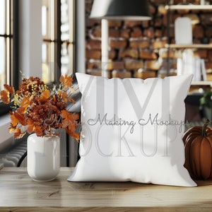 Bellissimo modello di cuscino bianco autunnale, con decorazioni per la casa con fiori autunnali. Questo mockup è perfetto per visualizzare citazioni, detti e opere d'arte