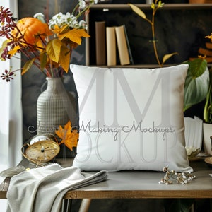 Modello di cuscino bianco autunnale, splendida decorazione autunnale per la casa con coperta e fiori autunnali.