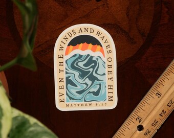 Puede incluir: Una pegatina con un diseño marmoleado azul y verde, una puesta de sol amarilla y naranja, y el texto "Even the winds and waves obey him" con la referencia bíblica "Matthew 8:27".
