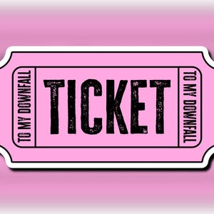 Può includere: Un adesivo rosa a forma di biglietto con la parola "TICKET" in grassetto nero. Il testo "TO MY DOWNFALL" è stampato verticalmente su entrambi i lati. L'adesivo ha un bordo bianco ed è su uno sfondo rosa.