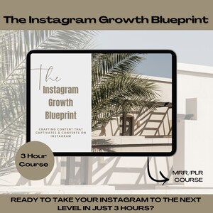 Może przedstawiać: Mockup produktu cyfrowego na ekranie tabletu z tropikalnym tłem. Tekst na ekranie brzmi "The Instagram Growth Blueprint", "Crafting content that captivates & converts on Instagram", "3 Hour Course" i "Ready to take your Instagram to the next level in just 3 hours?" Tekst "MRR/PLR Course" jest r&oacute;wnież widoczny na ekranie.