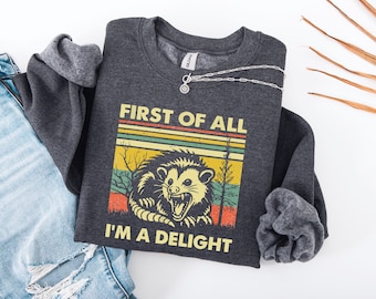 Camiseta retro "Primero que nada, soy una delicia", sarcástica y enojada, para amantes de las zarigüeyas. Camiseta divertida para amantes de los animales. Regalo único para amantes de las zarigüeyas.