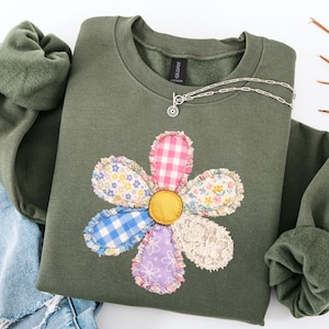 Faux Quilted Patchwork Daisy Sweatshirt Floral Graphic Tee Vintage Aesthetic Flower Top Cottagecore Patchwork Shirt Spring Sweatshirt