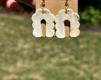 Pendientes de arcilla de arco ondulado