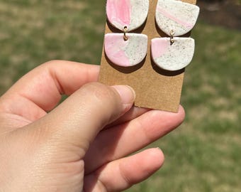 Pendientes de arcilla de geoda rosa