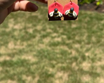 Pendientes de arcilla de abeja pequeña