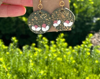 Pendientes de arcilla de campo de tulipanes