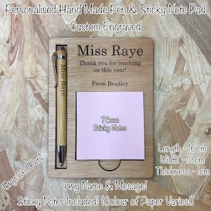 Può includere: Un set personalizzato di penna e blocco note adesive in legno. Il set include una penna in bambù incisa con "Miss Raye" e un blocco di note adesive da 76 mm. La cornice in legno è incisa con un messaggio e misura 16 cm di lunghezza, 12 cm di larghezza e 1 cm di spessore.