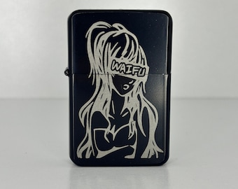 Gepersonaliseerde anime Waifu-aansteker op maat gegraveerd cadeau, kawaii leuke accessoires geëtste berichttekst personaliseren Bouw je eigen